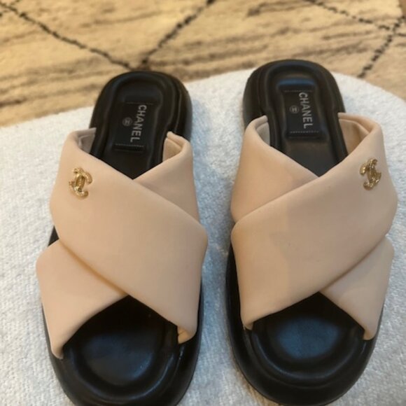 Chanel Interlocking CC Logo Slide - Picture 10 of 15